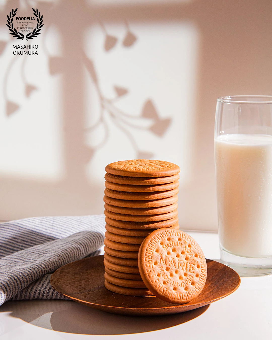 Marie Biscuit <br />
I created a window like a shadow puppet by shining a light separately on a white background.