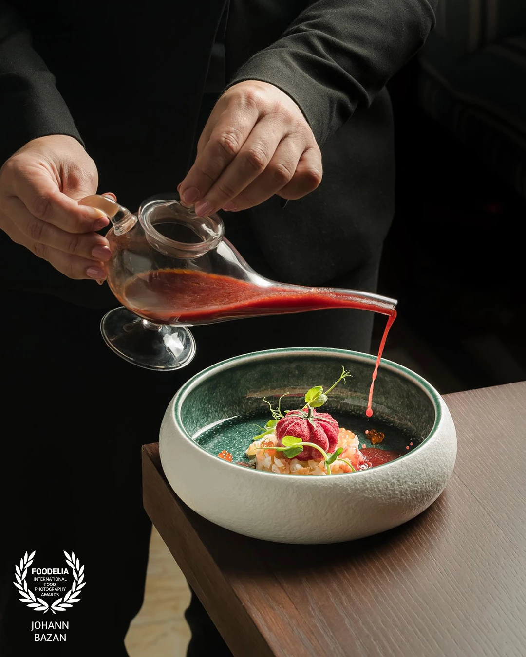 Una escena mínima y cuidada entre la acción del servicio y el arte del chef.<br />
Luz controlada y una intención clara: capturar el momento en que la cocina se convierte en experiencia.