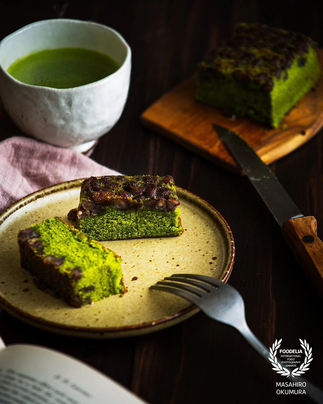 Matcha and red bean cake <br />
A photo taken with a modern Japanese feel <br />
I re-edited something I shot a while ago and it's perfect now.