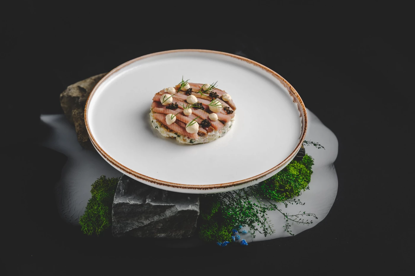 Inspired by the stillness of the lakeshore.
A composition where local flavors meet the raw beauty of...