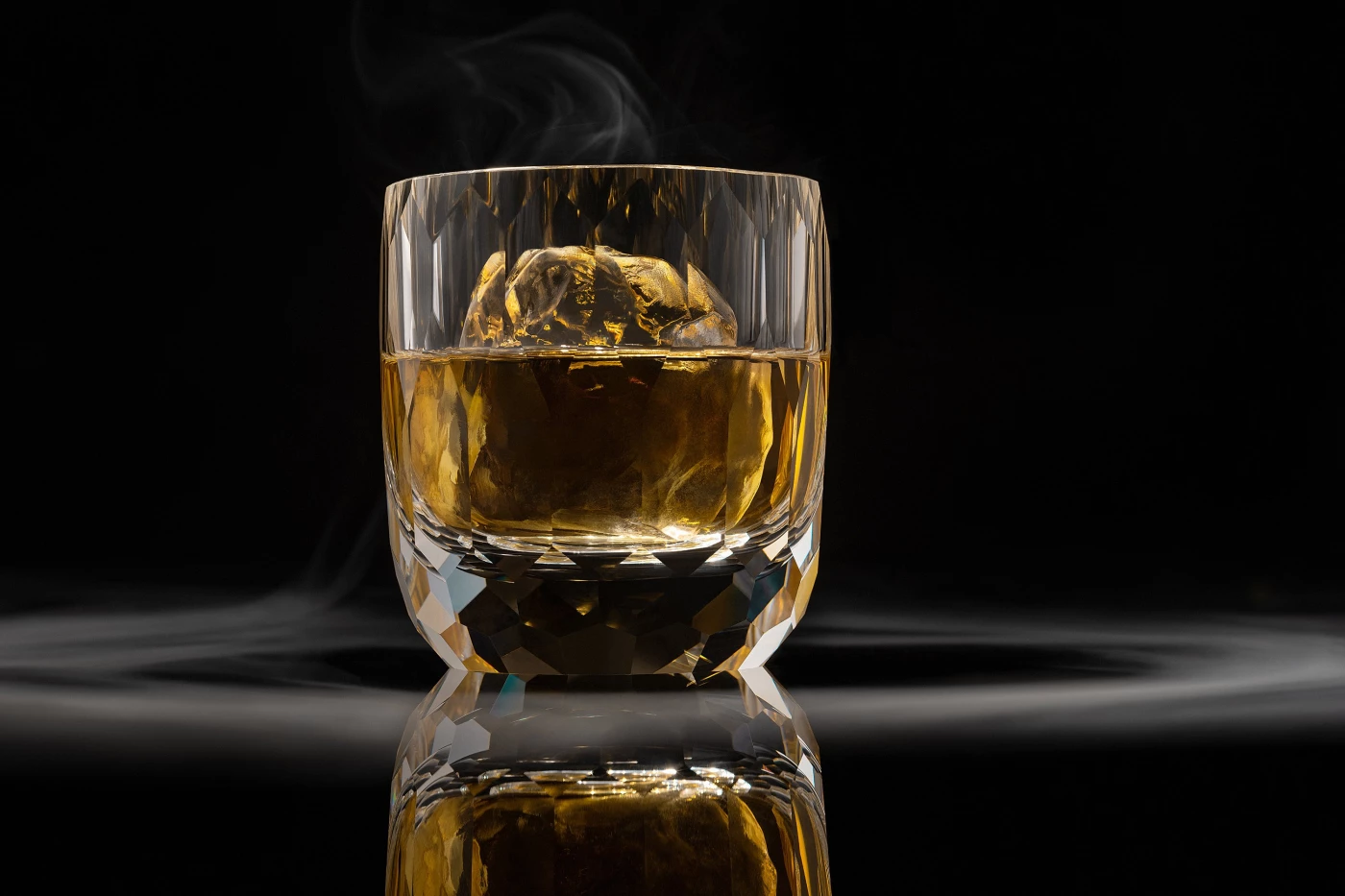 Superb crystal whisky glass and a smoked quality whisky at the wind up to the day.