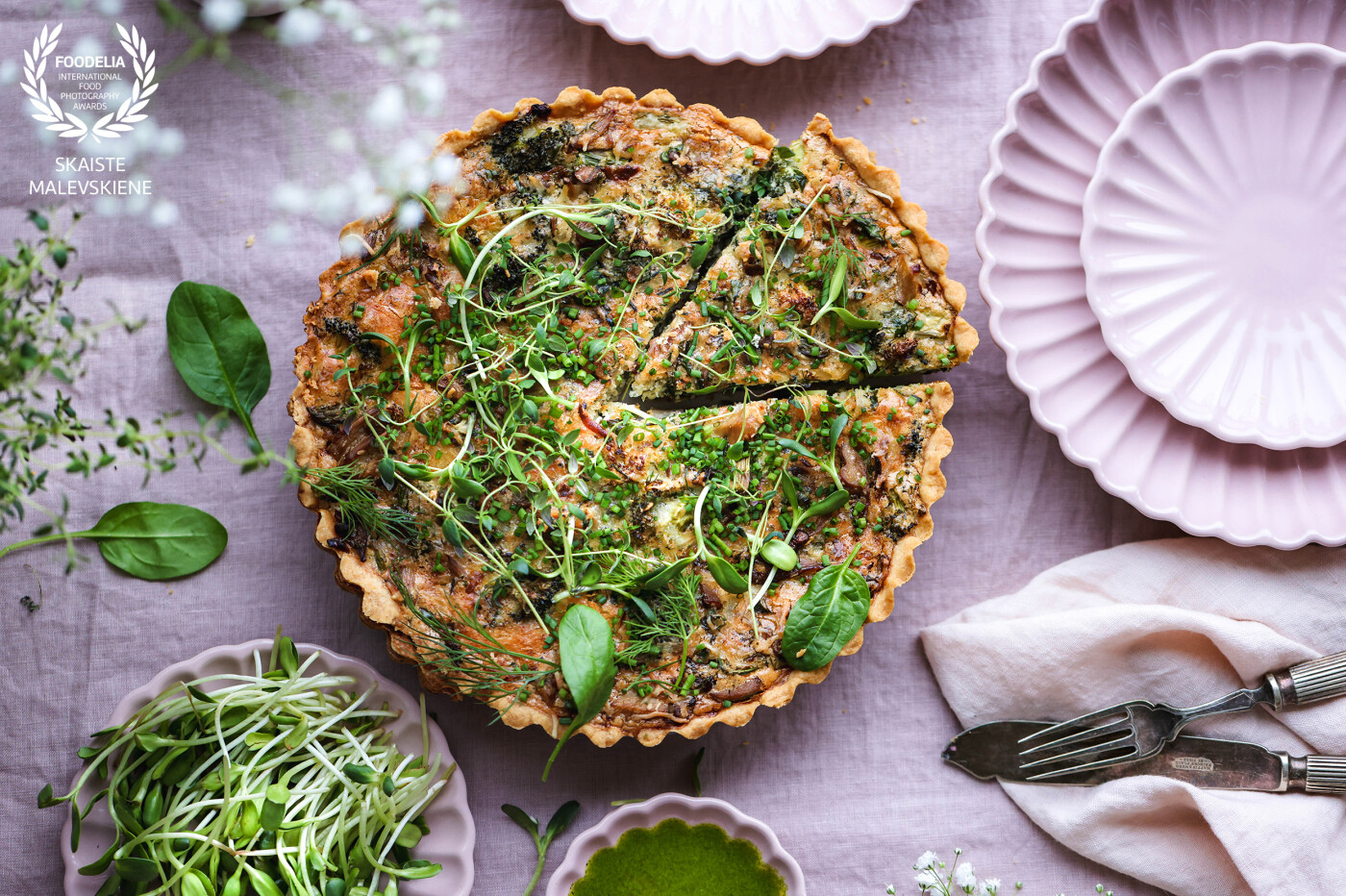 A beautiful quiche loaded with green vegetables: asparagus, broccoli, spinach. I have also added some oyster mushrooms and all the aromatic herbs: fresh dill, parsley, thyme and a pinch of nutmeg for a final touch.
