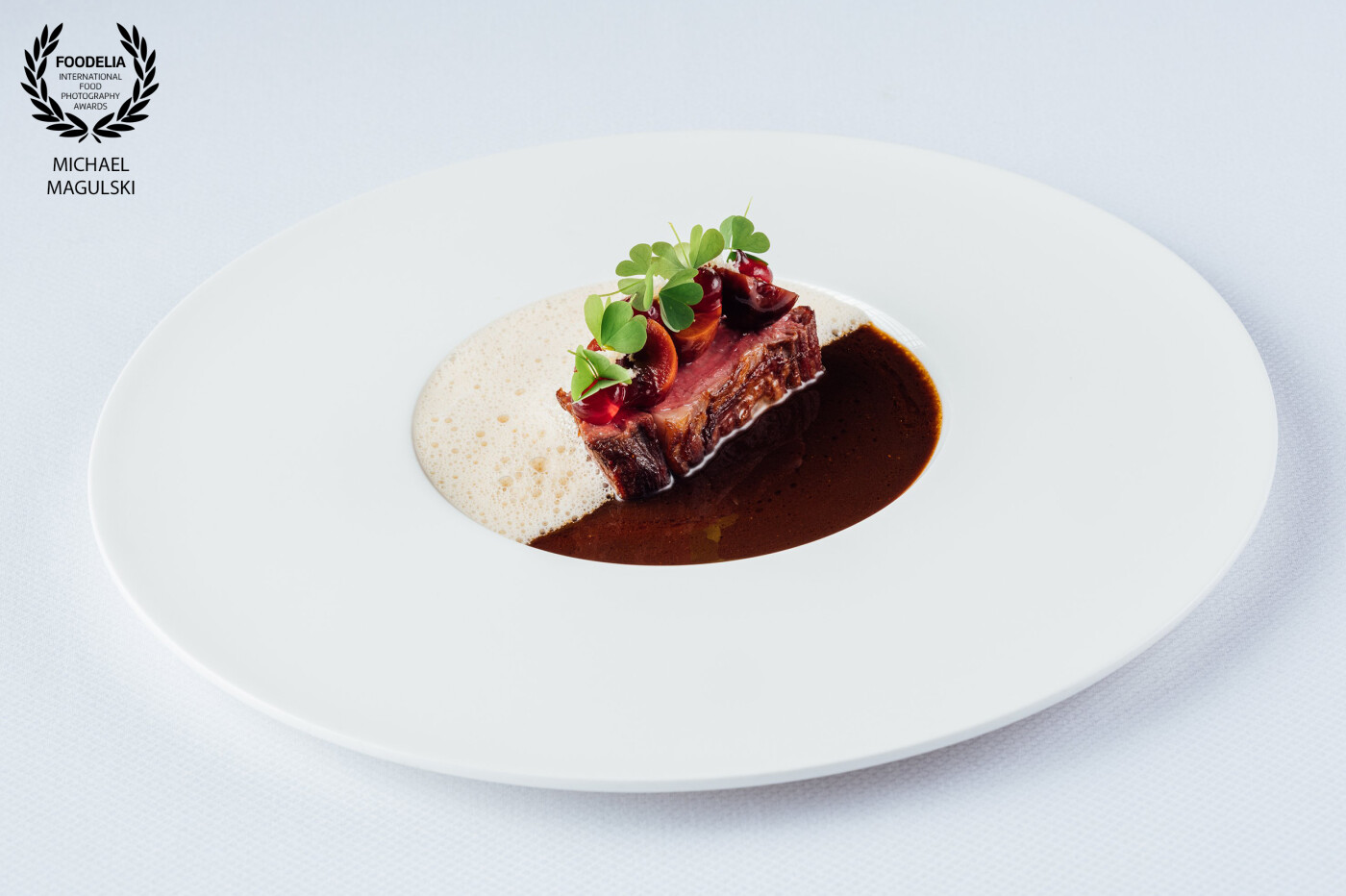 Star chef Felix Gabel from the North Sea island of Sylt has done his magic again. A beautiful braised piece of beef, with a ying and yang sauce.<br />
Ready