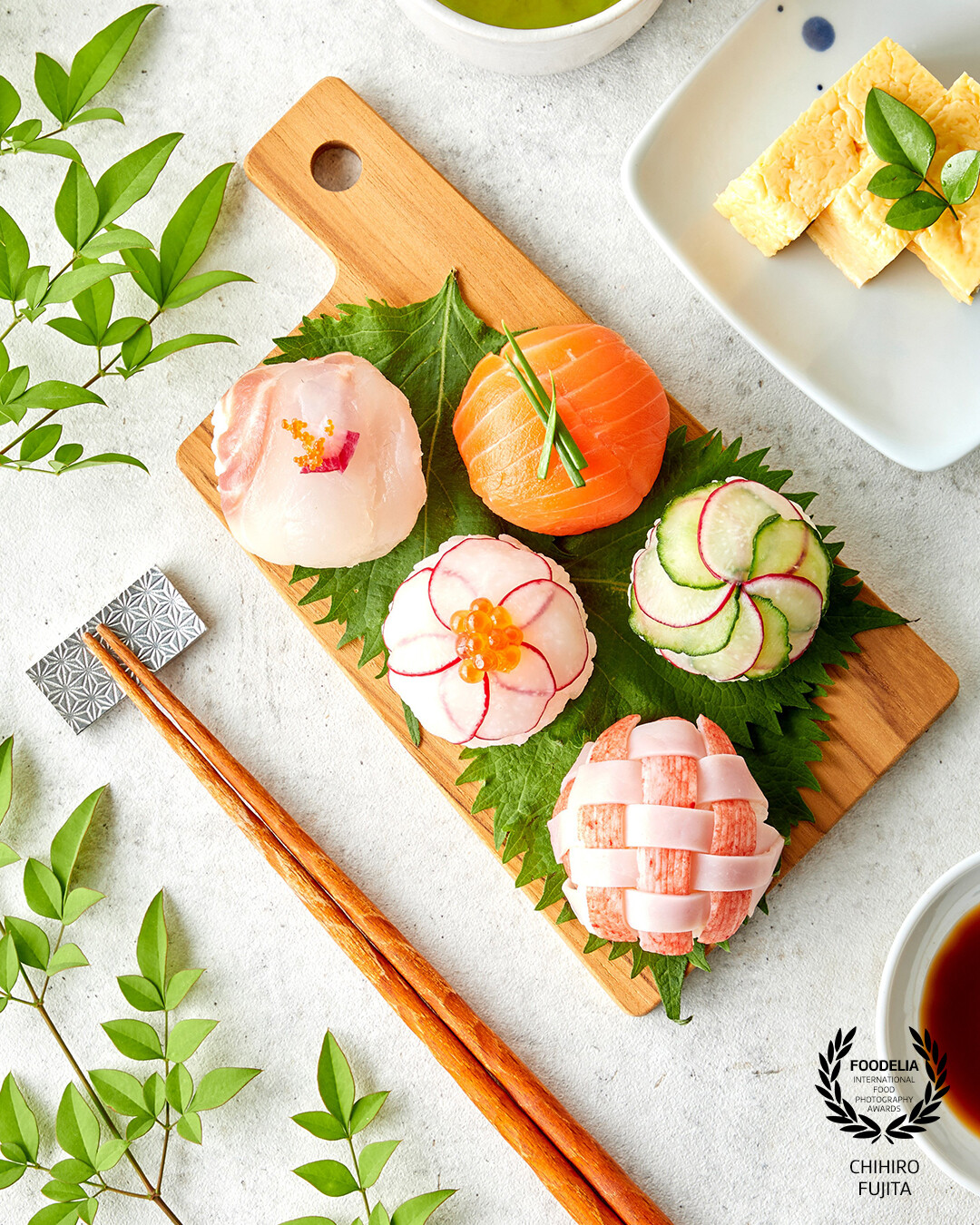 Temari sushi is a dish that a small piece of various ingredients, such as vegetables, egg, or fish fillets is colorfully put on a bite-size vinegared rice ball.<br />
Temari sushi can enjoy various tastes and appearances depending on the arrangement. It is a very artistic dish that is easy to make.